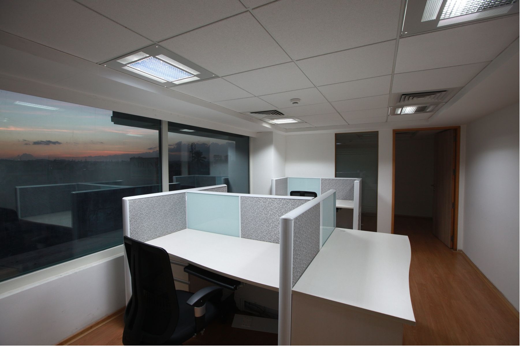 workstations ranging from 1 to 15 seater cabins with the flexibility for expansion